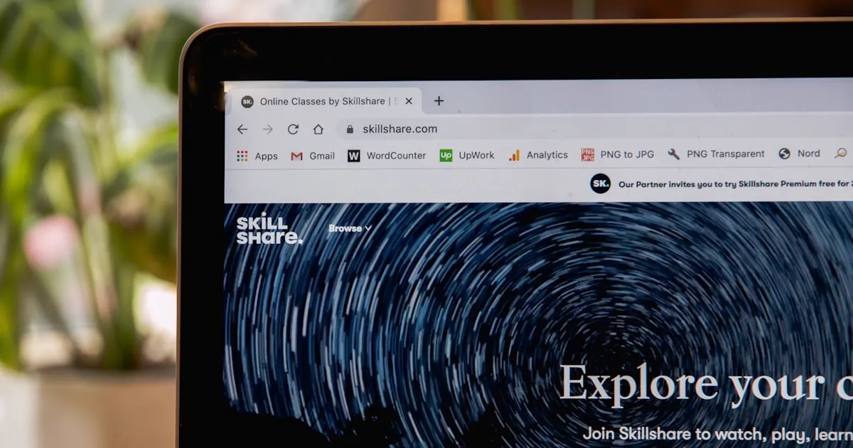 Empresário a planear a criação do site da sua empresa com um caderno de notas e um portátil