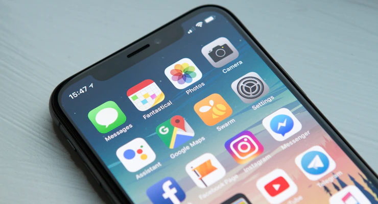 Telemóvel a mostrar um website — a importância de um site otimizado para mobile em Portugal