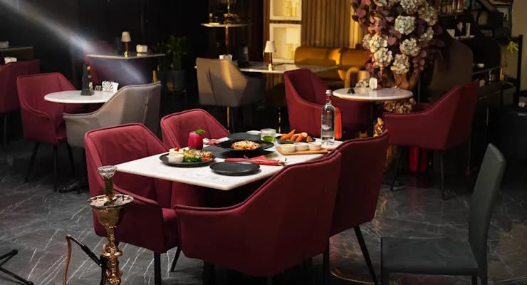 Interior de um restaurante bem iluminado com decoração acolhedora — exemplo de fotografia de espaço para site de restauração