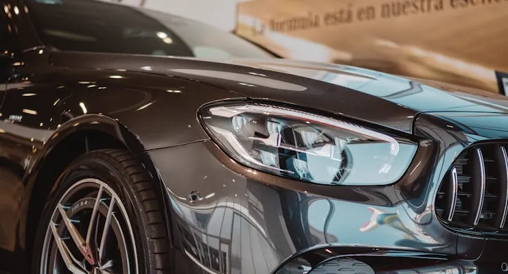 Ficha de veículo com galeria de fotos e especificações técnicas num site de stand automóvel