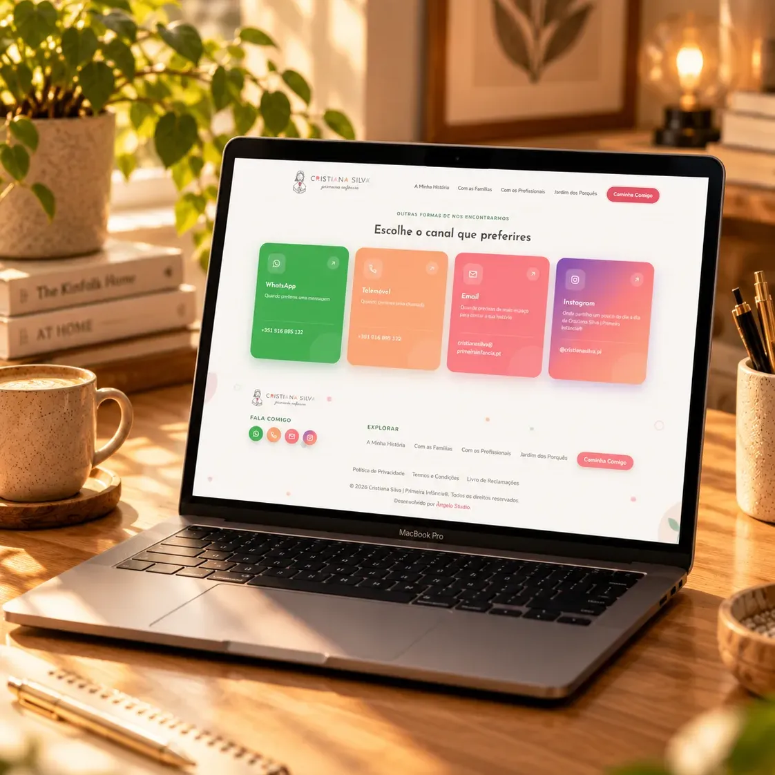 Página de contacto do site Primeira Infância, com cartões para WhatsApp, telemóvel, email e Instagram