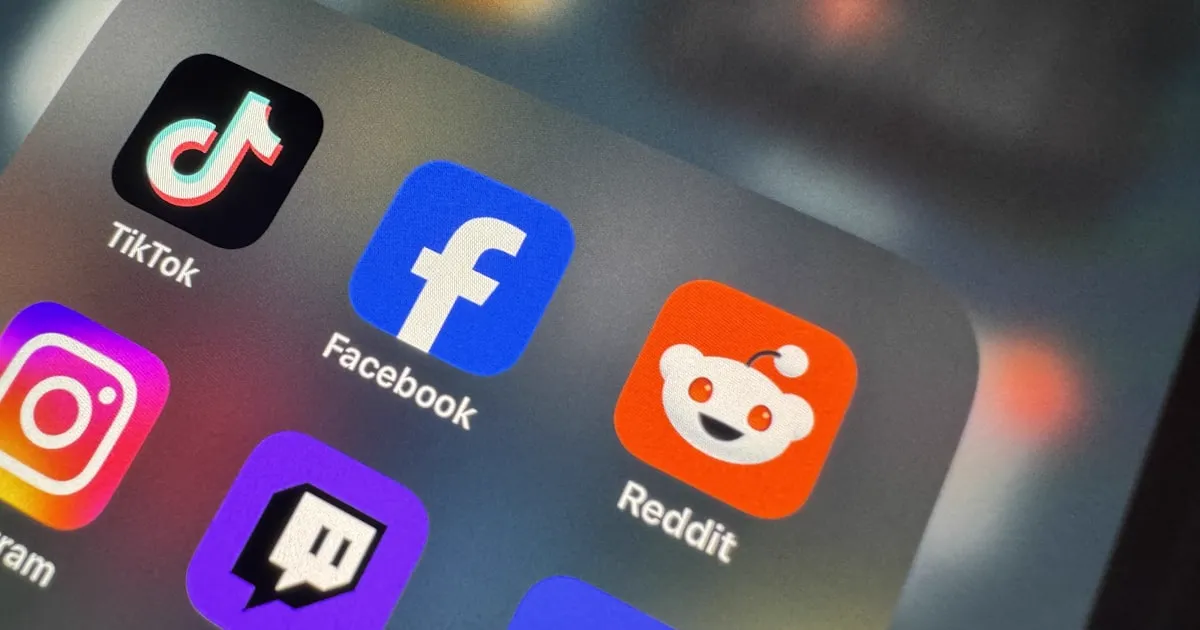 Comparação visual entre site próprio e redes sociais para negócios