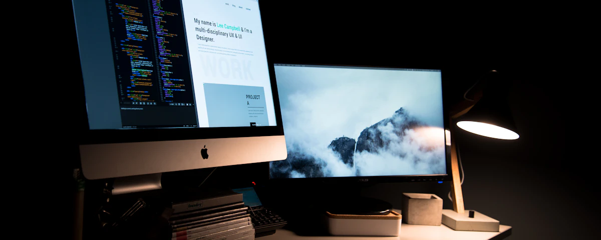 Laptop com website profissional — checklist dos elementos essenciais para um site de negócio em Portugal